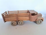 un camion jouet en bois avec une caisse en bois à l'arrière