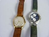 deux montres assises l'une à côté de l'autre sur une surface blanche
