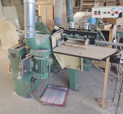 une machine qui se trouve dans une pièce où il y a de nombreuses pièces de bois