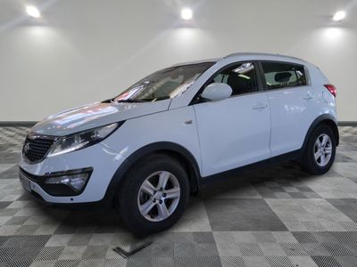 une photo d'un SUV blanc garé dans un showroom