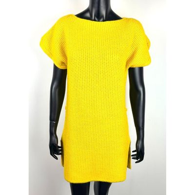 un mannequin portant une robe-pull jaune sur un mannequin mannequin mannequin mann