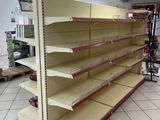 des rayons vides au milieu d'un magasin désert