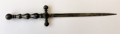 un petit couteau accroché au mur