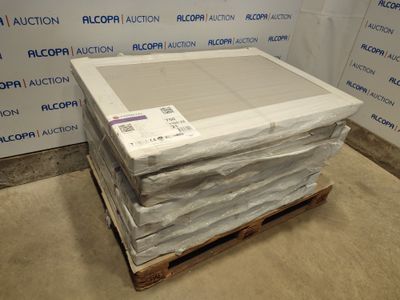 une pile de cartons posée sur une palette devant un mur