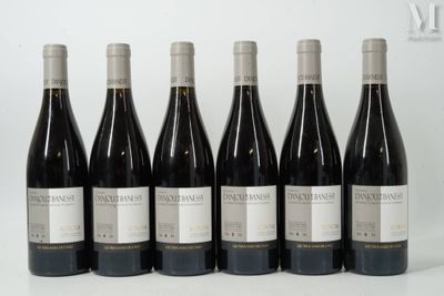 six bouteilles de vin sont alignées sur une surface blanche