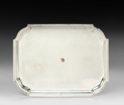 un plateau ancien en argent orné d'un motif décoratif sur le bord