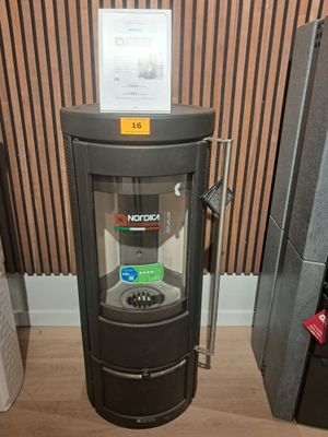 une photo d'une machine à café dans un coin d'une pièce