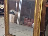 un miroir posé sur le sol d'une pièce