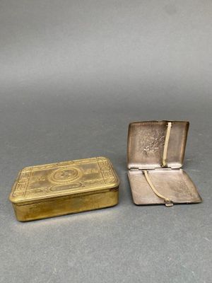 paire d'étuis à cigarettes anciens en argent et or sur fond gris