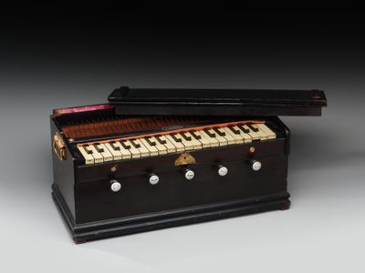 un instrument de musique noir et blanc posé sur une table