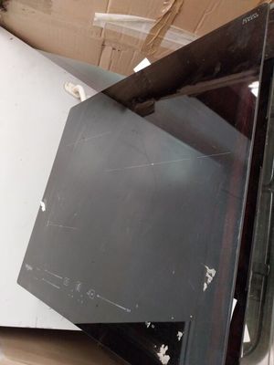 un four à micro-ondes cassé, rangé dans un carton