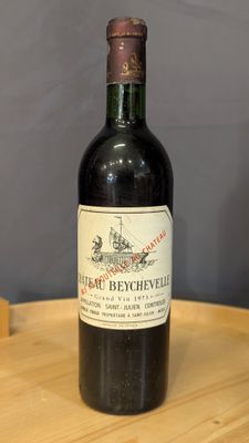 une bouteille de vin posée sur une table en bois