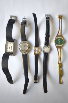 plusieurs montres différentes sont alignées sur une surface blanche