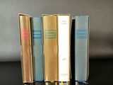 plusieurs livres sont alignés sur une table