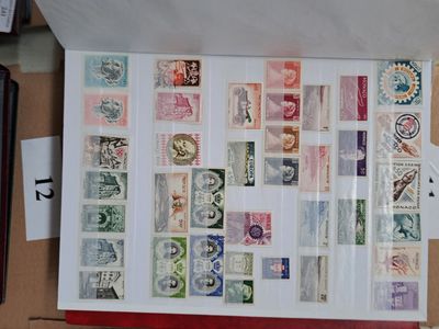 une photo d'une collection de timbres sur une table