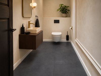 une salle de bains équipée de toilettes, d'un lavabo et d'un miroir