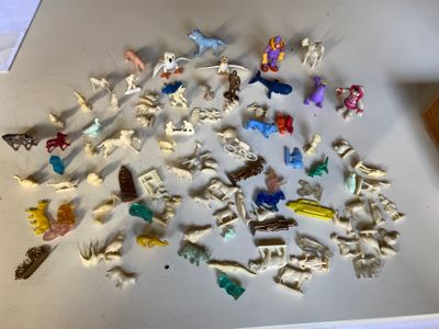 beaucoup de petites figurines sur la table