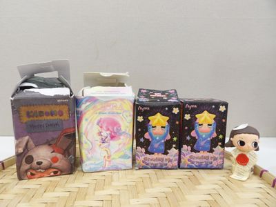 a lot of little toys that are on the table