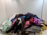 un tas de vêtements posé par terre dans une pièce