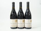 trois bouteilles de vin sont alignées sur une surface blanche