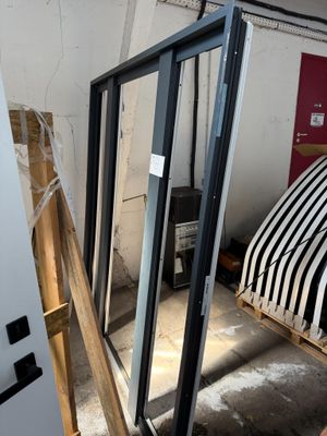 une image représentant une chambre avec un lit et une fenêtre