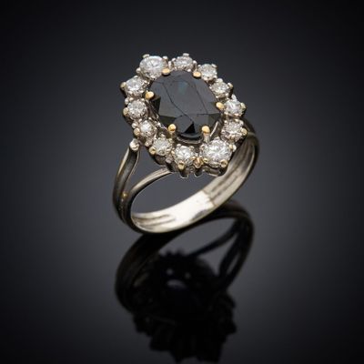 une bague sertie d'un diamant noir et d'un ensemble de diamants