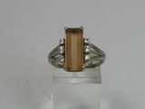 un gros plan d'une bague sertie d'une pierre et de diamants