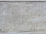 une photo d'une plaque en pierre sur laquelle figurent des inscriptions