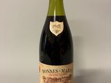 une vieille bouteille de vin posée sur une table