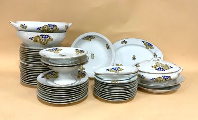 beaucoup d'assiettes et de bols sur la table