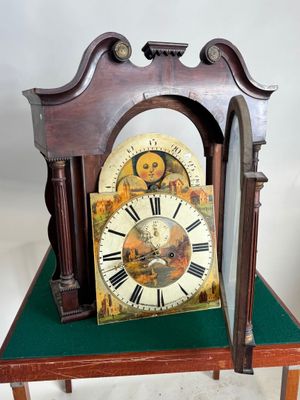 une horloge posée sur une table