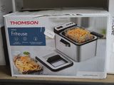 une boîte de nourriture posée sur une étagère