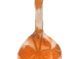 un vase en verre orange orné d'un motif de feuilles