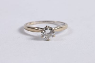 gros plan d'une bague en diamant sur une surface blanche