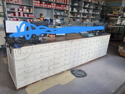 un gros objet bleu posé sur le comptoir d'un magasin