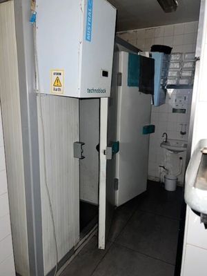 une salle de bains équipée de toilettes, d'un lavabo et d'une cabine de douche