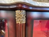 une armoire brune surmontée d'un miroir