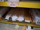 de nombreuses caisses en bois sur les étagères du magasin
