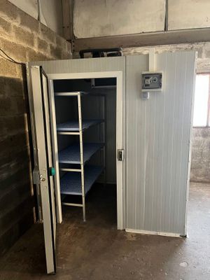 une pièce avec une porte et une étagère à l'intérieur