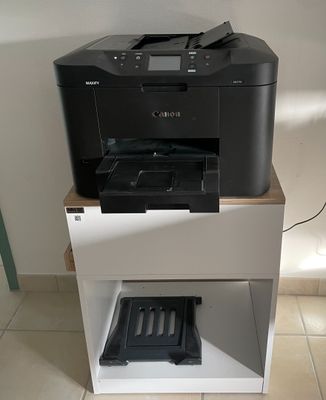 une imprimante placée au-dessus d'une armoire