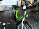 un vélo posé par terre dans la pièce