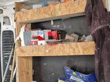 des étagères à l'arrière d'une camionnette remplie d'outils et de matériel