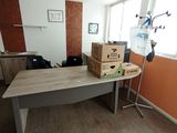 un bureau sur lequel sont posées des boîtes, dans une pièce