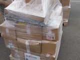 une pile de cartons emballés dans du plastique, posée sur une palette