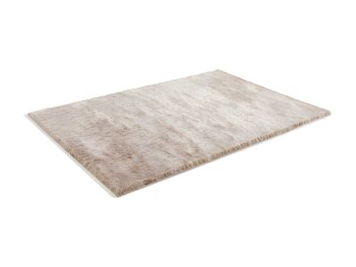 un tapis blanc posé sur une surface blanche, avec un fond blanc
