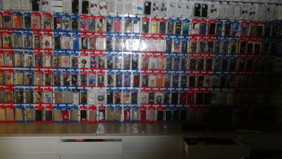 une photo montrant un présentoir de téléphones portables accroché au mur