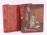 un vieux livre sur lequel figure le portrait d'une femme en robe blanche et d'un homme en robe rouge