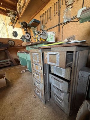 un établi dans un garage rempli d'outils