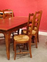 Table rectangulaire à dessus parqueté, pieds cambrés. (photo 2)