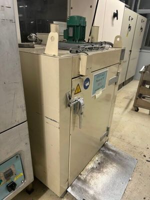 deux machines installées dans une pièce